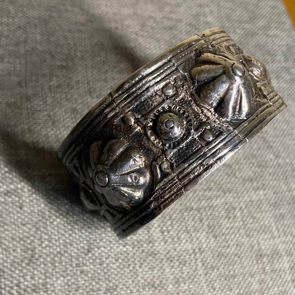 Antique Repousee Silver Bracelet (61.6 grams) - Picture 2 of 14